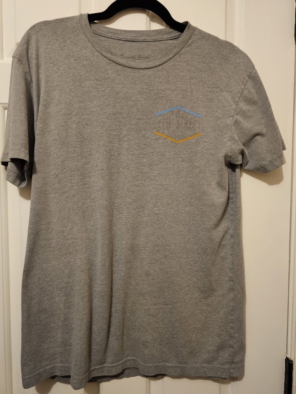 7th Street Men’s Gray Graphic T-Shirt Size Large